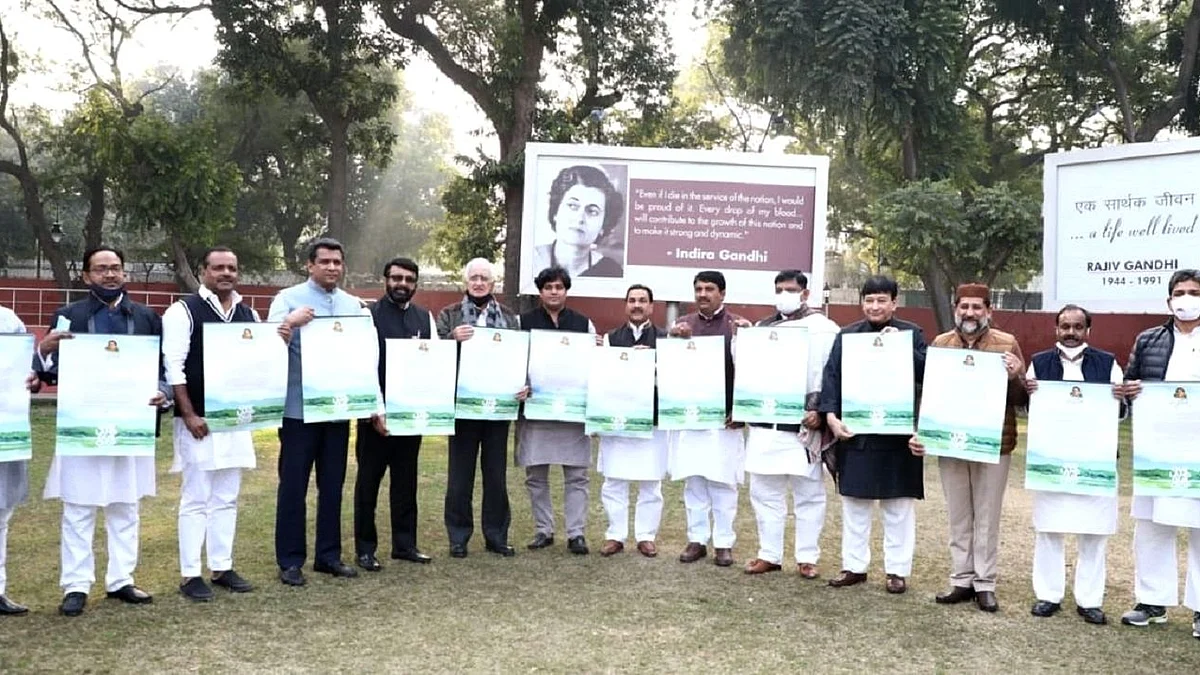 ’ہمارا وائناڈ کیلنڈر‘ کا اجراء کرتے کانگریس رہنما