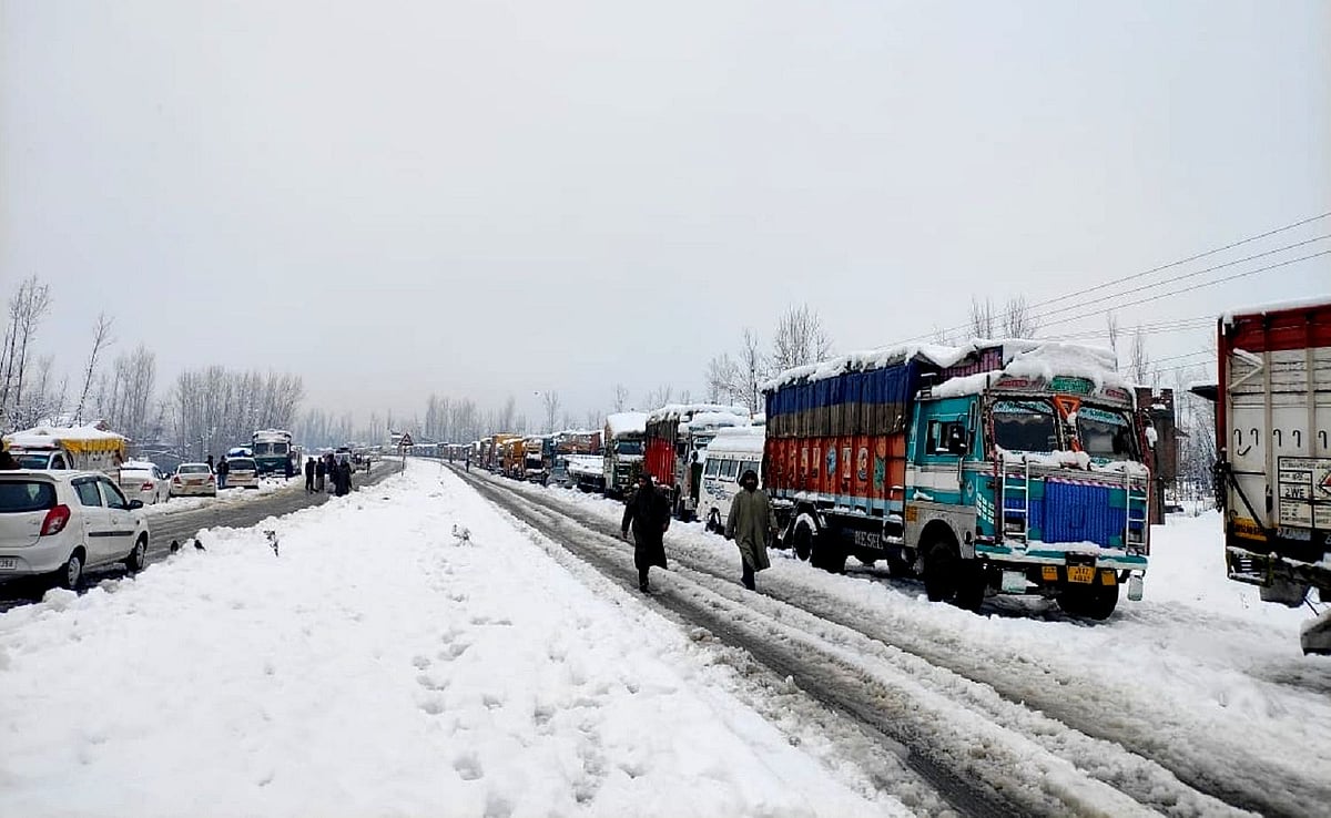 سری نگر- جموں قومی شاہراہ چٹانیں کھسک آنے کے سبب ٹریفک کے لئے بند