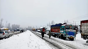سری نگر- جموں قومی شاہراہ چٹانیں کھسک آنے کے سبب ٹریفک کے لئے بند