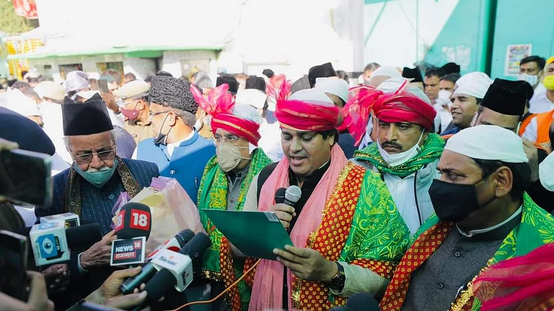 عمران پرتاپ گڑھی اجمیر شریف درگاہ میں سونیا گاندھی کا پیغام پڑھ کر سناتے ہوئے