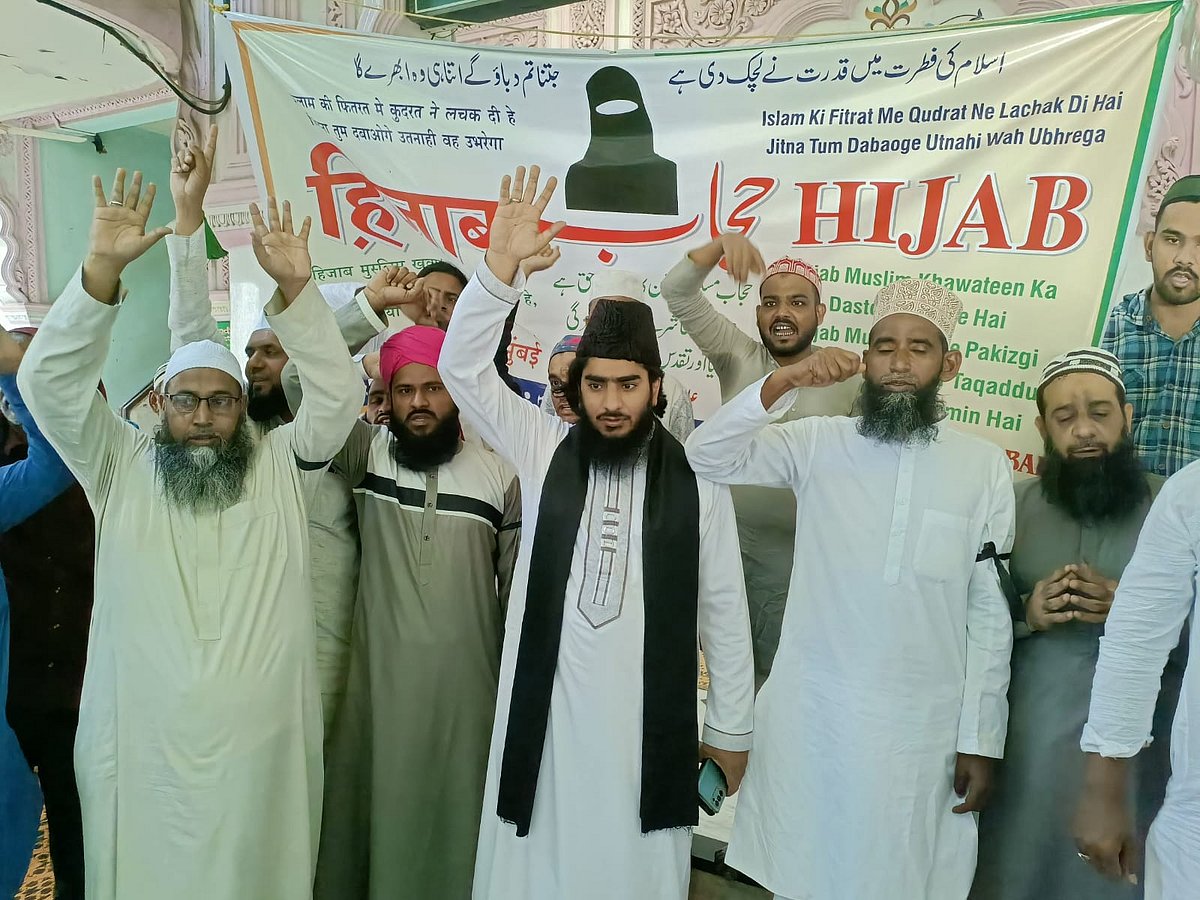 حجاب تنازعہ کے خلاف ممبئی کی مساجد میں ’یوم سیاہ‘ منایا گیا، دعائیہ مجالس کا انعقاد