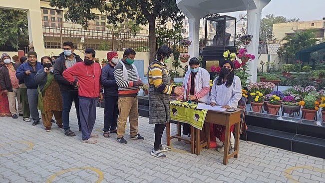 ووٹ دینے کے لئے لگائی گئی قطار / ٹوئٹر