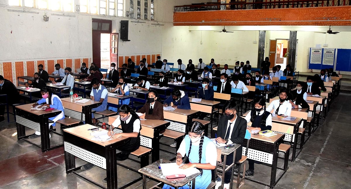 یوپی بورڈ 12ویں امتحان کا انگریزی پرچہ بلیا سے ہوا لیک، ڈی آئی او ایس معطل