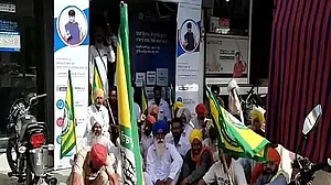 پنجاب: کپاس کے معاوضہ کو لے کر احتجاجی مظاہرہ کر رہے کسانوں پر لاٹھی چارج، 6 کی حالت سنگین