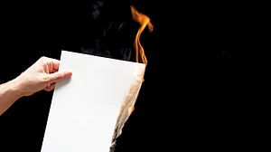 یوپی اسمبلی انتخاب کے نتیجہ سے مایوس شخص نے جلایا اپنا سرٹیفکیٹ، کہا ’بی جے پی حکومت میں ملازمت ملنے کی امید نہیں‘