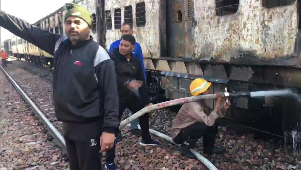 سہارنپور-دہلی مسافر ٹرین میں میرٹھ کے دورالہ اسٹیشن پر لگی آگ، دو ڈبے جل کر خاک