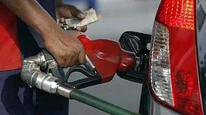 یکم اپریل سے 15 سال پرانی گاڑیوں کو پٹرول پمپ پر نہیں ملے گا پٹرول-ڈیزل، دہلی حکومت کی بڑی پیش رفت