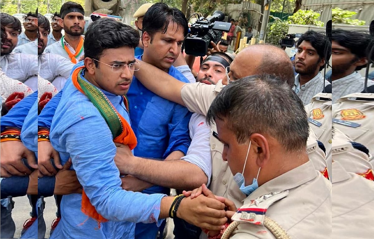 کیجریوال کی رہائش کے باہر بی جے پی یوتھ کارکنان کا شدید مظاہرہ اور توڑ پھوڑ، تیجسوی سوریہ زیر حراست