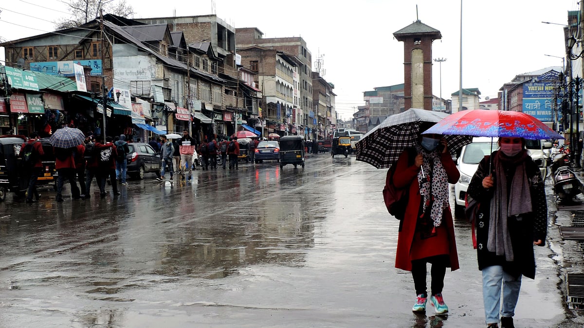 کشمیر میں بارش کی فائل تصویر / یو این آئی