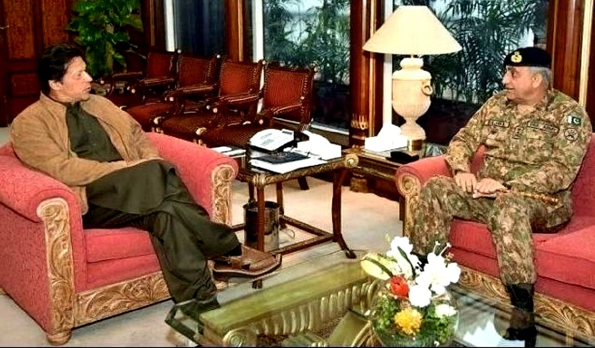 باجوہ کی تنقید کرنی پڑی مہنگی، عمران خان کی سوشل میڈیا ٹیم کے ارکان گرفتار