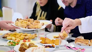 دسترخانِ رمضان: سحر اور افطار کے وقت ان غذائی اشیاء سے دور رہیں