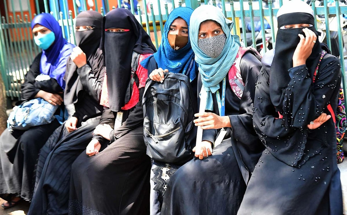 اتر پردیش میں باحجاب مسلم طالبات کو امتحان دینے سے روکنے کا الزام، امتحان مرکز میں داخل ہی نہیں ہونے دیا!