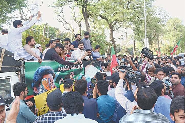 پاکستان: پی ٹی آئی کارکنان نے اپنے ’غدار‘ رہنماؤں کا ہوٹل میں کیا محاصرہ