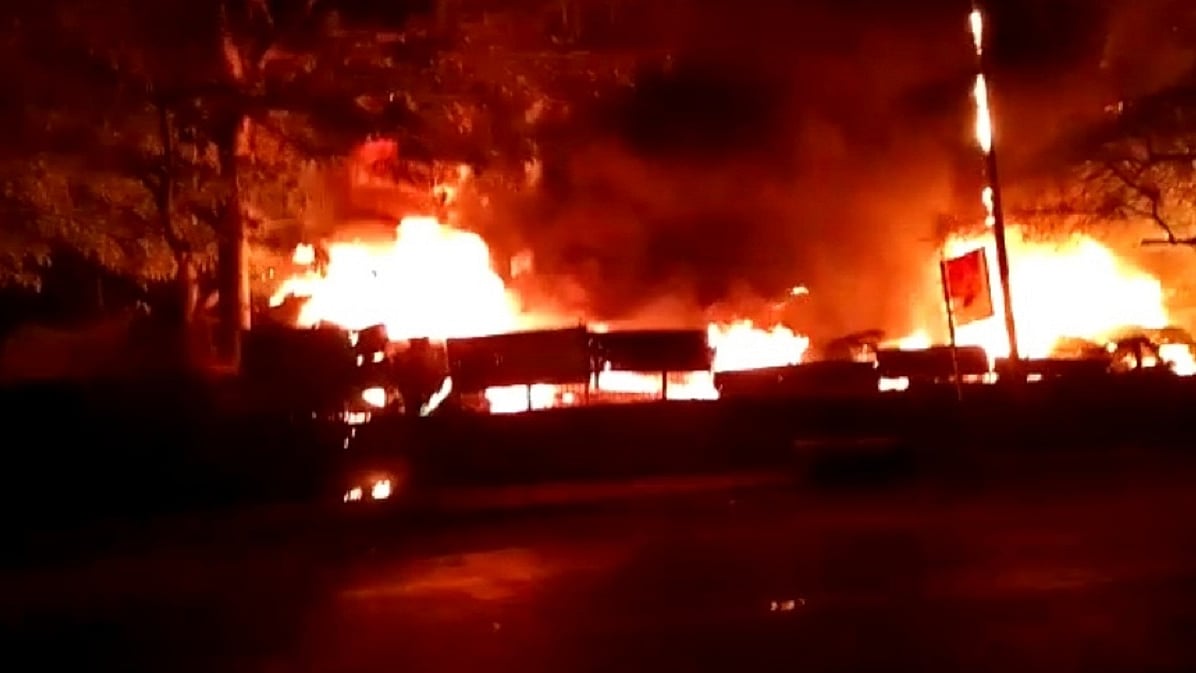 جنوبی دہلی کے ایم سی ڈی گودام میں لگی آگ کا منظر