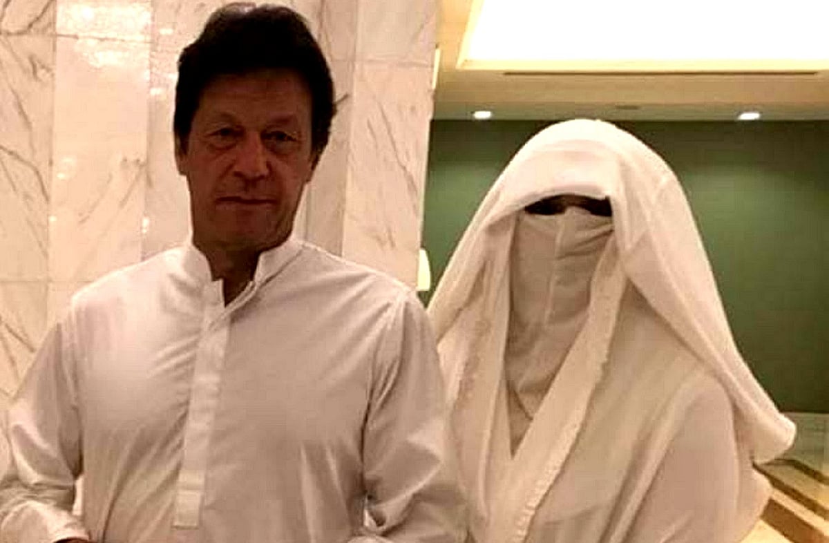 پاکستان: عمران خان کی بیوی بشریٰ بی بی پر بھی لٹکی گرفتاری کی تلوار، زماں پارک میں زبردست ہلچل