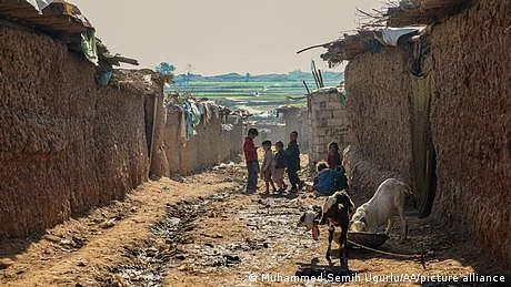 پاکستان: افغان مہاجرین کو کڑے حالات کا سامنا