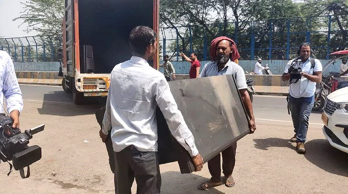 بلڈوزر کے خوف سے شاہین باغ کے فرنیچر مارکیٹ میں افرا تفری، دکاندار خود ہٹا رہے سامان