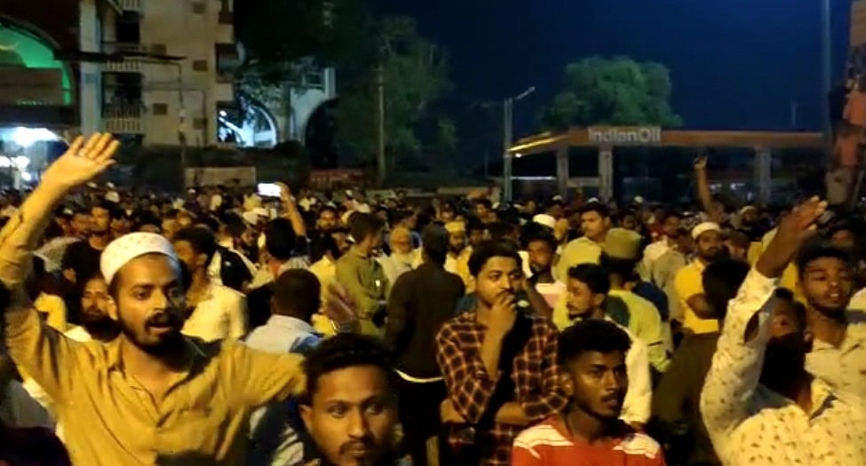 کرناٹک: قابل اعتراض پوسٹ کے سبب ہُبلی میں فرقہ وارانہ کشیدگی، 12 زخمی، کئی گاڑیاں نذر آتش، امتناعی احکامات نافذ