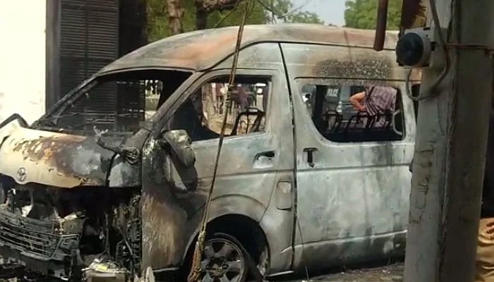 پاکستان: کراچی یونیورسٹی کے اندر گاڑی میں دھماکہ، 2 غیر ملکی سمیت 4 افراد جاں بحق