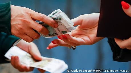 کیا یورپی یونین یوکرینی مہاجرین کو نقد رقم کے تبادلے کی اجازت دے گی؟