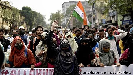 بھارت: کیا مسلمانوں کو ٹی وی مباحثوں میں حصہ لینا چاہیے؟