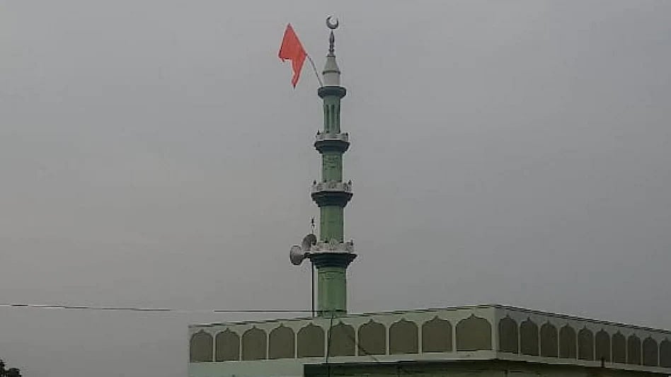 کرناٹک: بیلگاوی میں شرپسندوں نے مسجد کے مینار پر لہرایا بھگوا جھنڈا، حالات کشیدہ