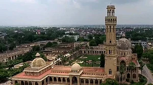 الٰہ آباد یونیورسٹی میں طلبا کے شدید احتجاج کے پیش نظر یونیورسٹی انتظامیہ نے پوسٹ گریجویٹ داخلہ ملتوی کرنے کا کیا اعلان
