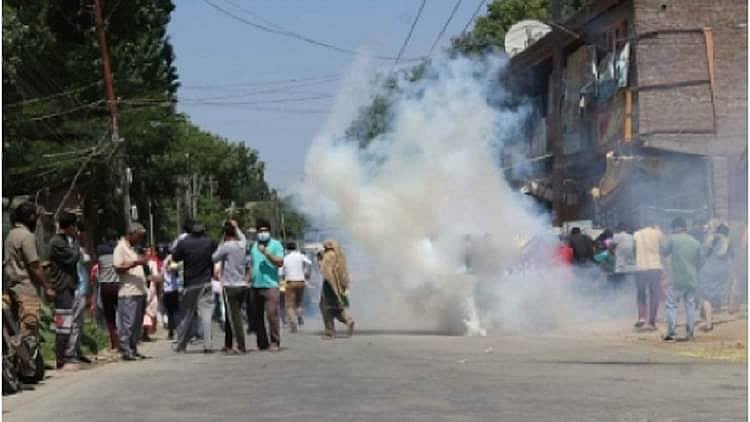 کشمیری پنڈت قتل معاملہ: مظاہرین پر لاٹھی چارج، بھیڑ کو منتشر کرنے کے لیے پولیس نے داغے آنسو گیس کے گولے