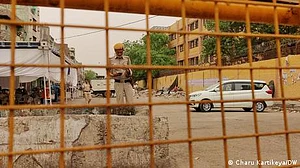 بھوک مٹانے کے لیے پیسے مانگنے پر پولیس نے بچے کا گلا دبا کر مار دیا
