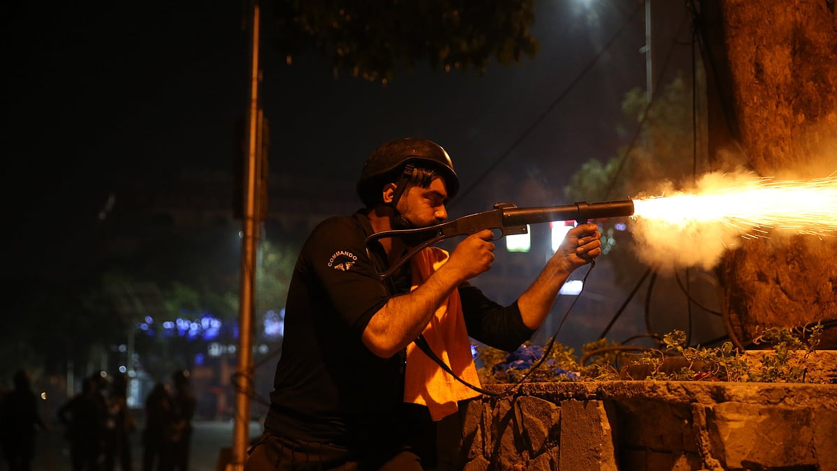 لانگ مارچ میں مظاہرین پر طاقت کا استعمال / Getty Images
