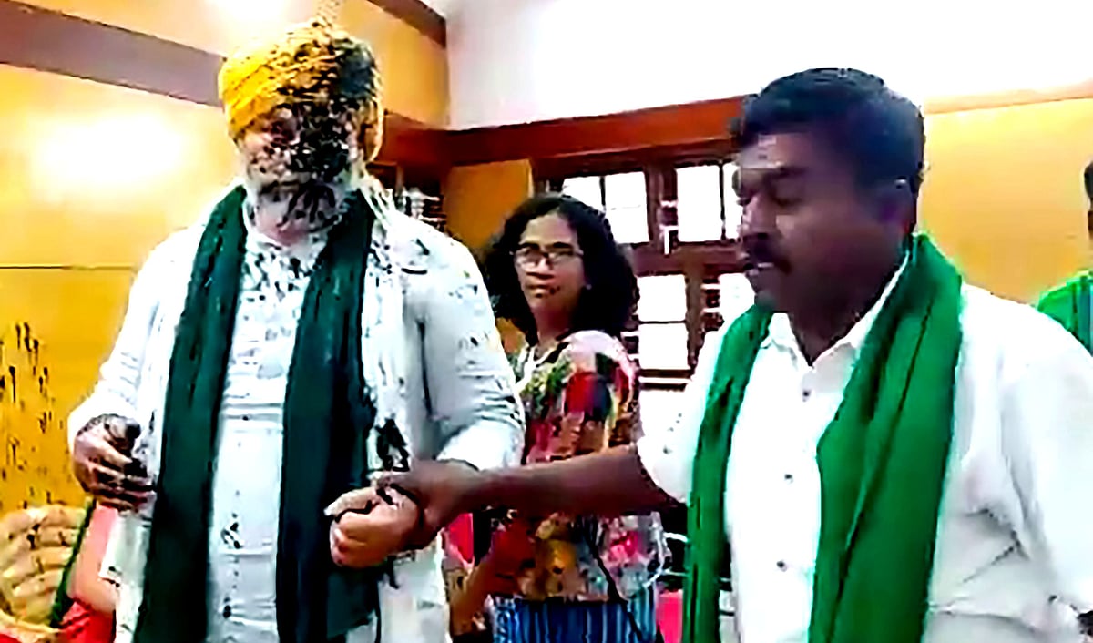کسان لیڈر راکیش ٹکیت پر پھینکی گئی سیاہی، پریس کانفرنس کے دوران ہنگامہ و تشدد