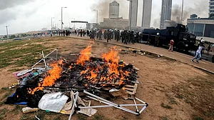 سری لنکا میں خانہ جنگی: راج پکشے حکومت کے وزرا، لیڈران کے گھروں پر حملے اور آتشزدگی، رکن پارلیمنٹ سمیت 7 ہلاک