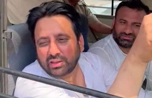 وقف بورڈ بدعنوانی معاملہ میں رکن اسمبلی امانت اللہ خان سمیت 11 کے خلاف الزامات طے