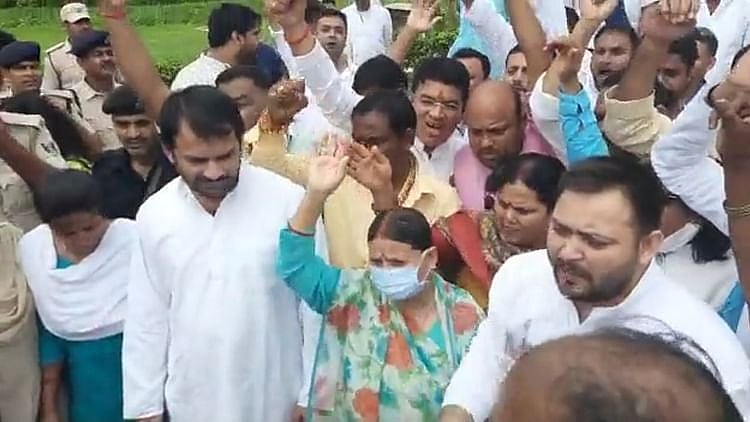 بہار: اگنی پتھ اسکیم کے خلاف اپوزیشن پارٹیوں کا راج بھون تک پیدل مارچ