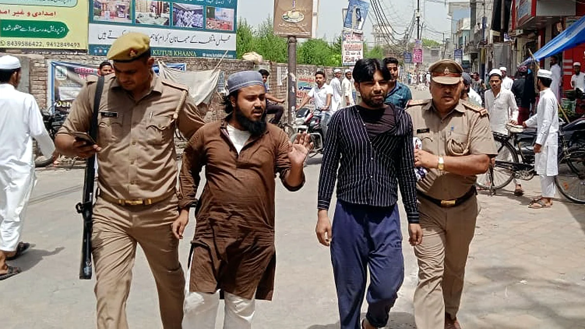 مظاہرین کو حراست میں لیتی پولیس