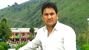 کشمیر میں پھر ٹارگٹ ہلاکت، پولیس افسر فاروق احمد میر کا قتل، دھان کے کھیت سے لاش برآمد
