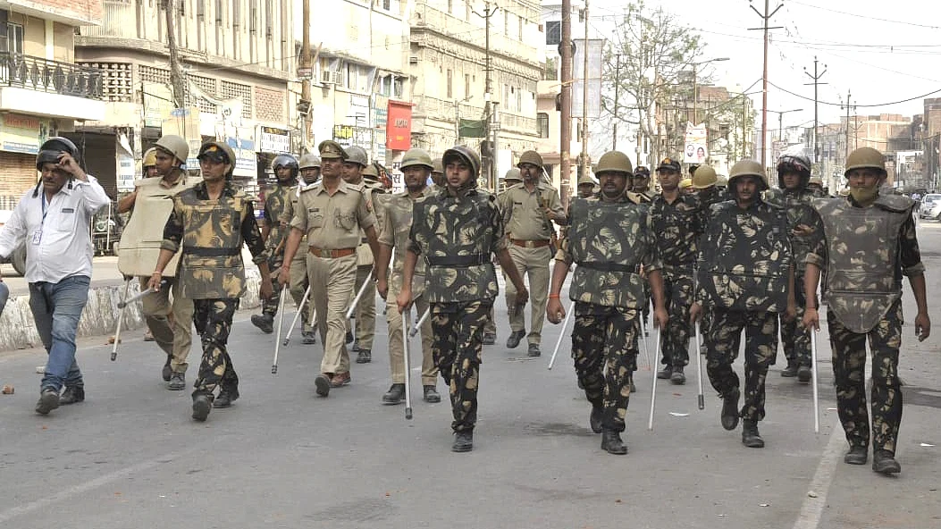 کانپور میں فلیگ مارچ نکالتے پولیس اہلکار اور افسران / آئی اے این ایس