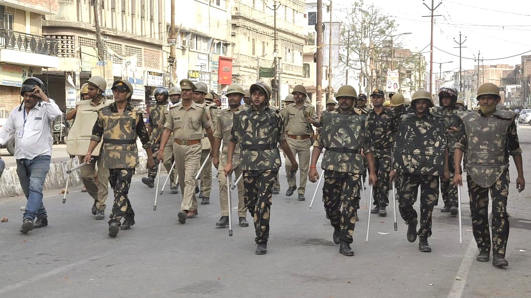 کانپور میں فلیگ مارچ نکالتے پولیس اہلکار اور افسران / آئی اے این ایس