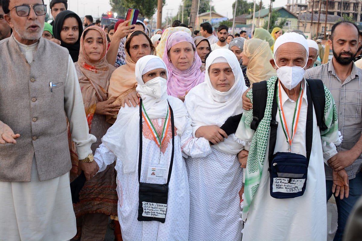 کشمیر سے عازمین حج کی جدہ روانگی شروع، پہلے قافلے کو مشیر بھٹناگر نے رخصت کیا