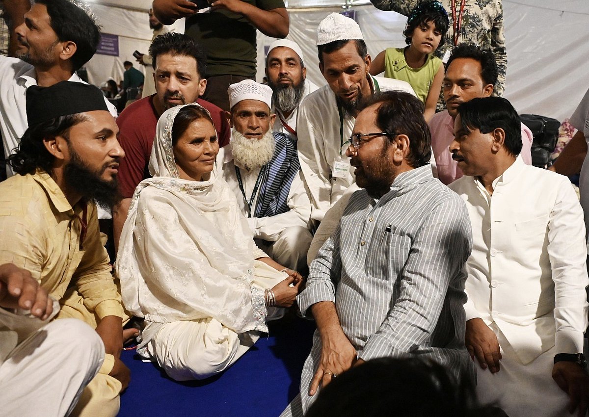 مرکزی وزیر مختار عباس نقوی نے دہلی حج کیمپ کا کیا دورہ
