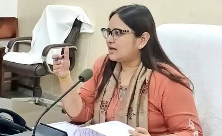 اتر پردیش میں 21 آئی اے ایس افسران کا تبادلہ، کانپور کی ضلع مجسٹریٹ نیہا شرما ہوئیں جذباتی