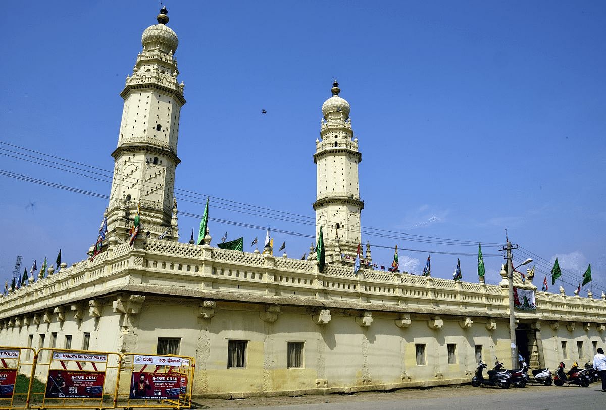 کرناٹک: جامع مسجد کے باہر ہندو تنظیموں کے لوگوں کا مجمع، ہنومان چالیسہ پڑھنے پر بضد