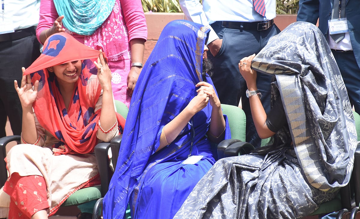 پاکستان میں درجہ حرارت 52 ڈگری سلسیس کے پار، گرمی سے لوگوں کا برا حال، کئی مقامات پر بجلی کا بھی بحران