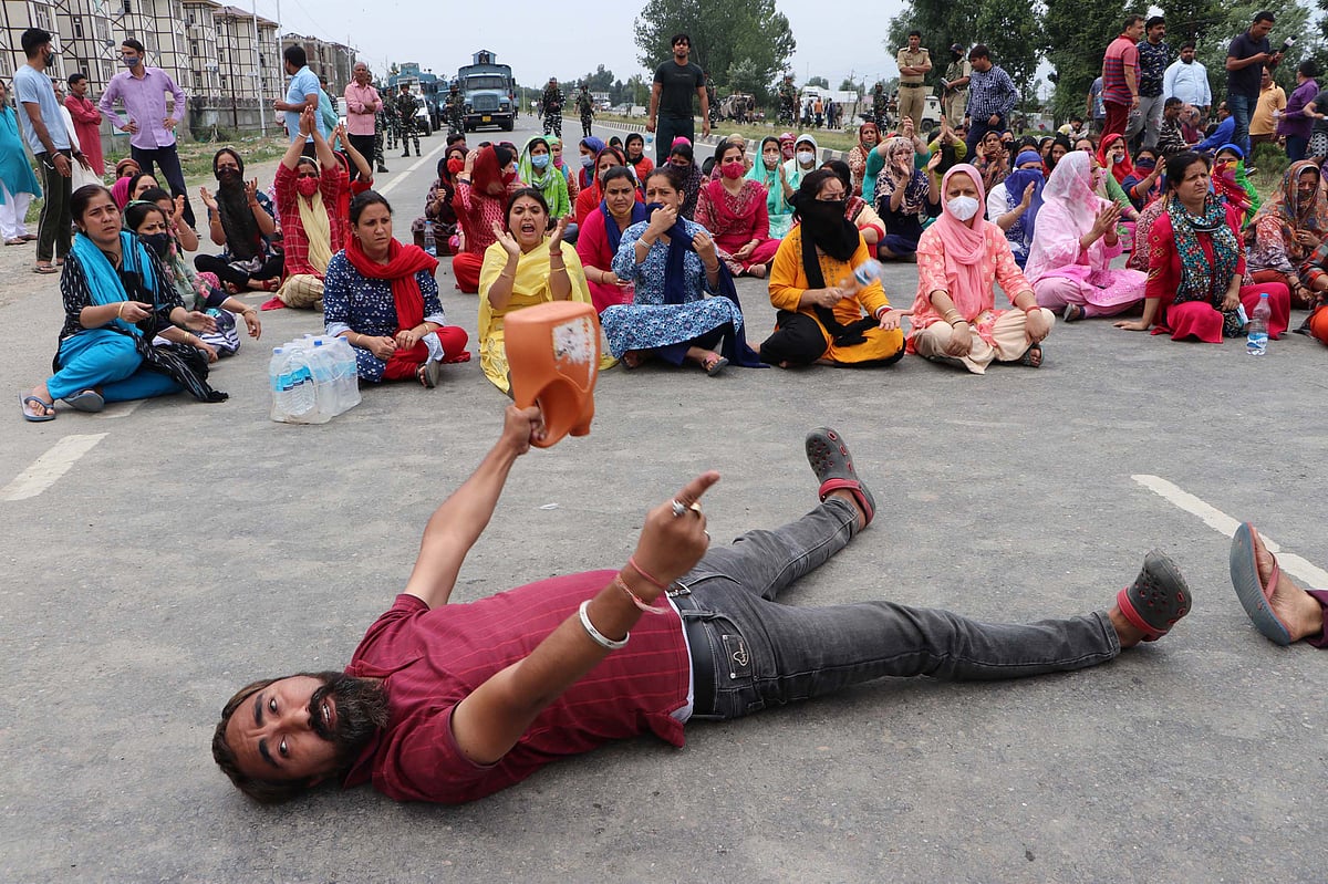 کشمیر: بینک منیجر قتل کے چند گھنٹے بعد ملی ٹینٹوں کے ذریعے ایک اور 'ٹارگٹ کلنگ'، غیر مقامی مزدور ہلاک