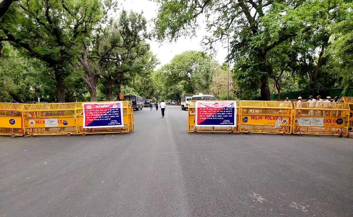 رکشا بندھن پر خواتین کو نوئیڈا ٹریفک پولیس کا تحفہ، مفت میں ہیلمیٹ ملے گا اور چالان بھی نہیں ہوگا