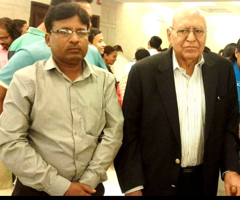 پروفیسر گوپی چند نارنگ (دائیں) کے ساتھ ڈاکٹر مشتاق صدف