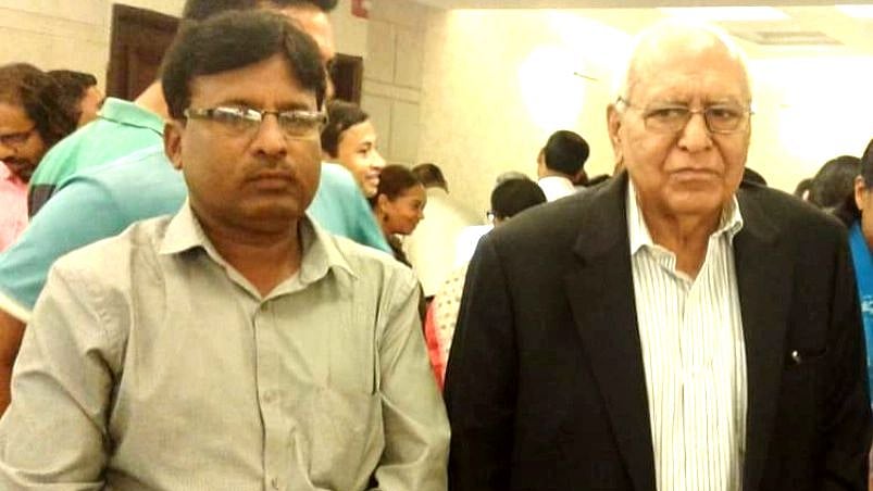 پروفیسر گوپی چند نارنگ (دائیں) کے ساتھ ڈاکٹر مشتاق صدف