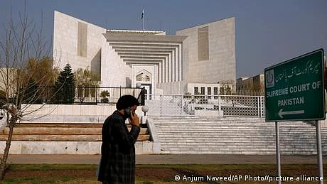 کیا پاکستان کی اعلی عدلیہ پارلیمنٹ کی بالادستی کے لیے خطرہ بن رہی ہے؟