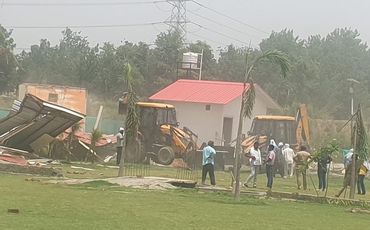 نوئیڈا اتھارٹی کی مافیا کے خلاف انہدامی کارروائی، 62 ’غیر قانونی‘ فارم ہاؤسز کو بنایا بلڈوزر کا نشانہ