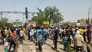 اگنی پتھ کی شدید مخالفت، کئی ٹرینیں روکی گئیں، راہل نے کہا ’صبر کا امتحان نہ لیں‘